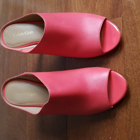 Calvin Klein • Gorgeous Coral Mule Sandals - Picture 4 of 4
